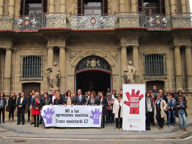 Concentración en Pamplona en favor de unos Sanfermines 