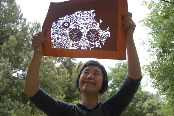 La artista Yoko Kataoka mostrando una estampación japonesa