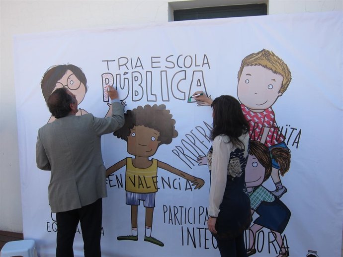 Representantes de distintos partidos han pintado el mural en señal de apoyo