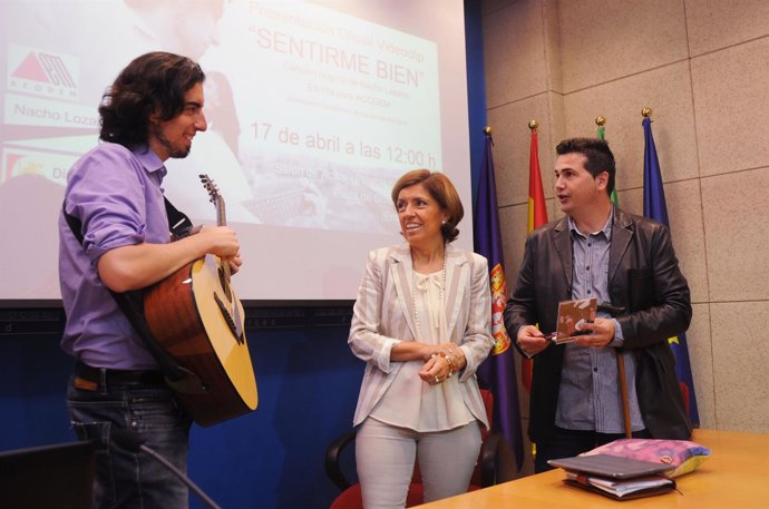 Botella (centro) y Galindo observan a Lozano con su guitarra