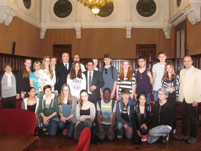 El presidente de la Diputación de Jaén recibe a un grupo de estudiantes alemanes