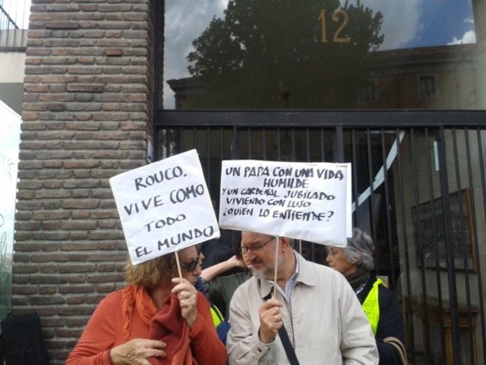 Participantes en el escrache contra Rouco Varela