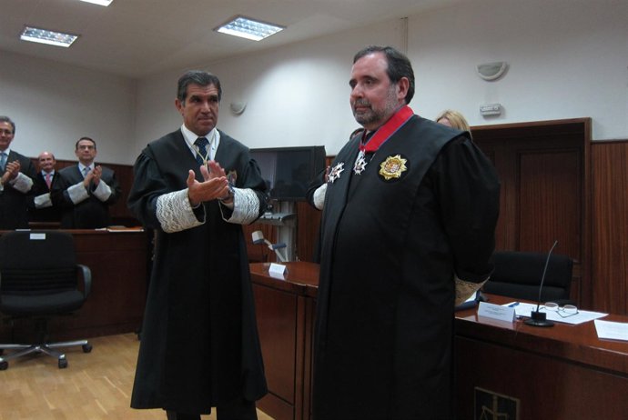 El magistrado José María Magaña con la Cruz de San Raimundo de Peñafort