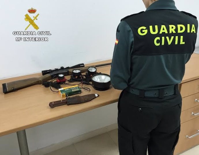 Armas halladas en un vehículo tras detener a tres cazadores furtivos en Huelva.