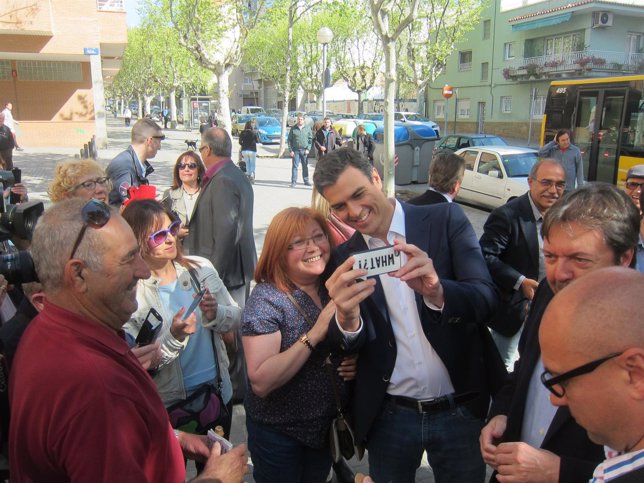 El secretario general del PSOE, Pedro Sánchez, visitando Badalona (Barcelona)