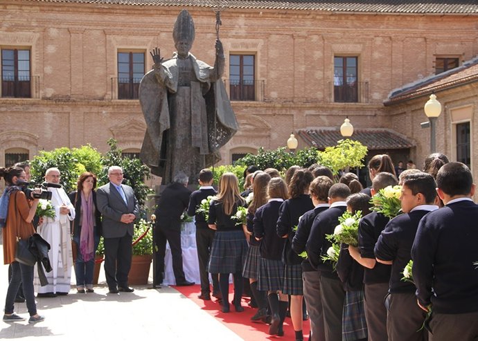 Imagen de la ofrenda floral a San Juan Pablo II