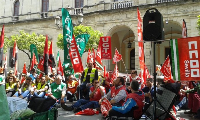 Sentada en la Plaza Nueva.