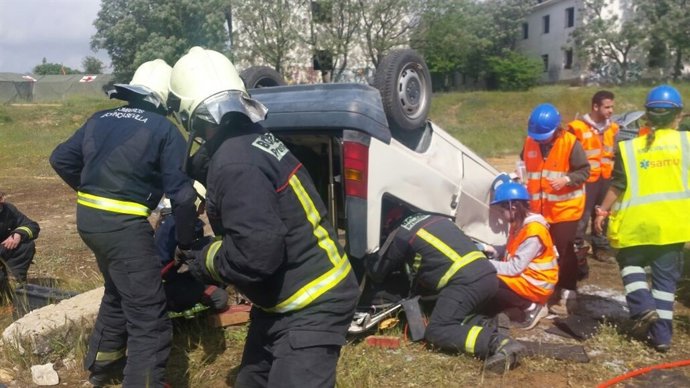 Son unas jornadas intensivas en las que colaboran bomberos de Alcalá de Guadaíra