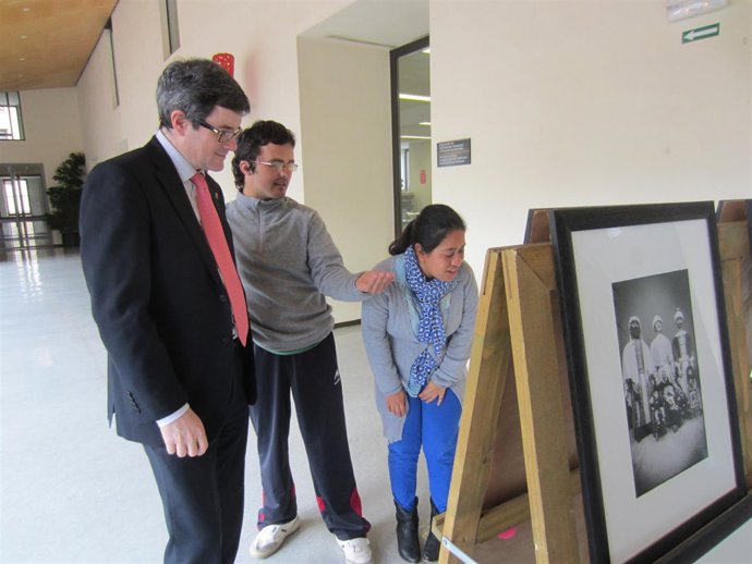 Los alumnos Andrea Rivas y Mikel Fernández, con José Iribas.