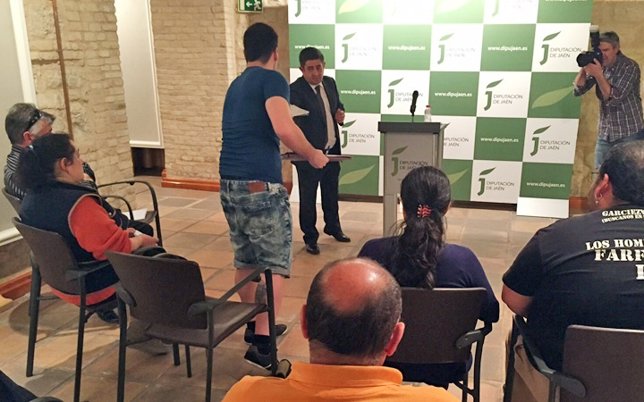 El presidente de la Diputación respondiendo a las preguntas de los ciudadanos