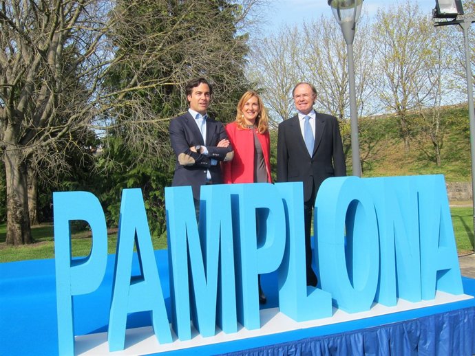Pablo Zalba, Ana Beltrán y Pío García-Escudero en el acto en Pamplona