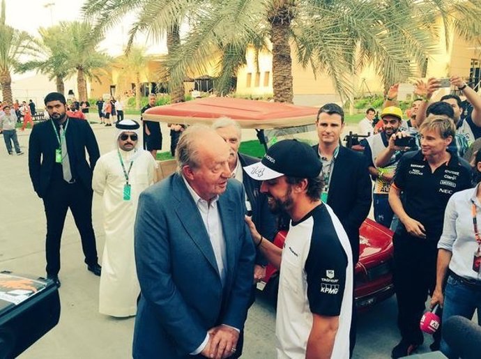 El Rey Juan Carlos y Fernando Alonso en el GP de Baréin