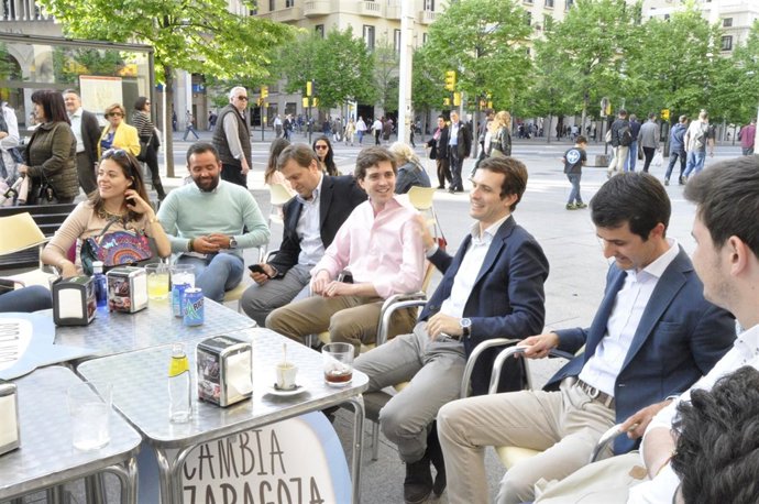 El portavoz de campaña del PP, Pablo Casado, con NN.GG. De Aragón.