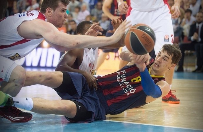 Hezonja, del Barça, lucha por un balón ante Olympiacos