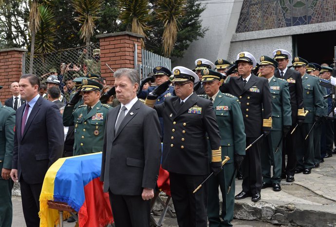 Juan Manuel Santos asiste al funeral de un soldado víctima de las FARC
