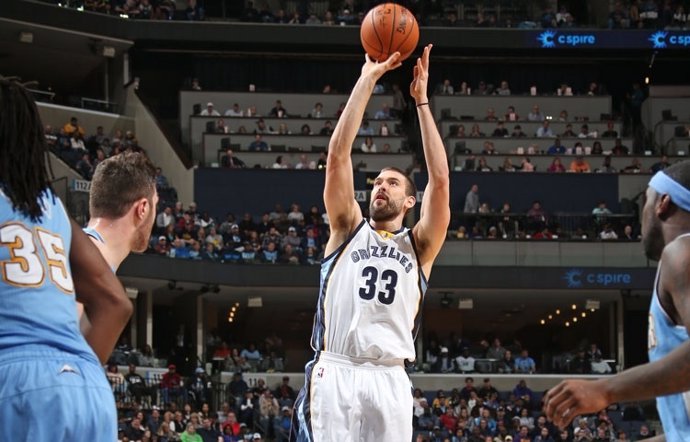 Marc Gasol lanza a canasta