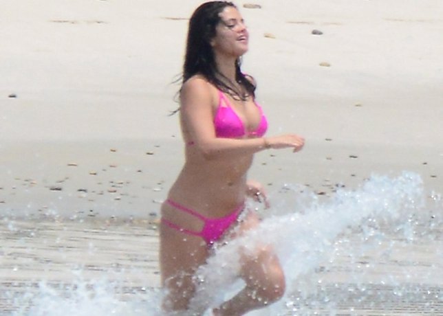 Selena Gomez en una playa de MéxicoPuerto Vallarta, Mexico - Selena Gomez shows 
