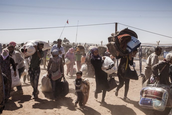Refugiados kurdos sirios cruzan hacia Turquía cerca de Kobani