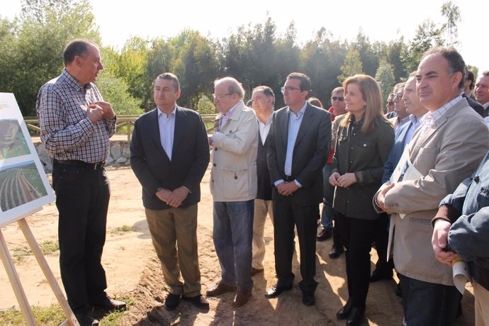 Fátima Báñez visita el camino de los Tarajales, en Almonte (Huelva)