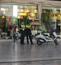 Policías locales agentes seguridad centro málaga turismo turistas moto