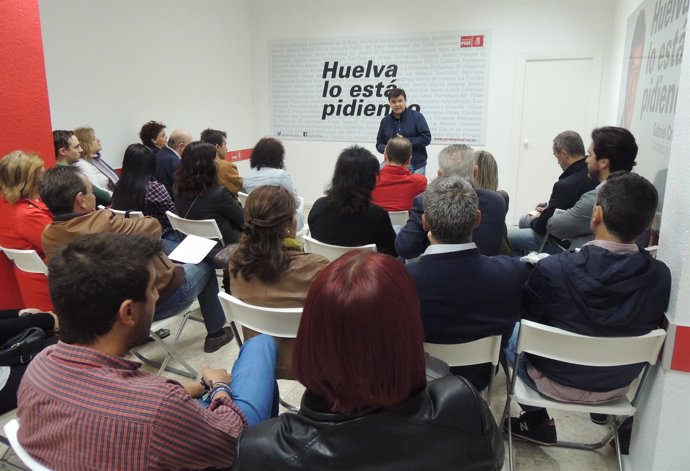 Reunión del candidato del PSOE a la Alcaldía de Huelva, Gabriel Cruz