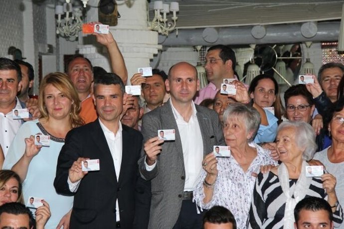 Francisco conejo junto a josé bernal y militantes y simpatizantes en marbella 