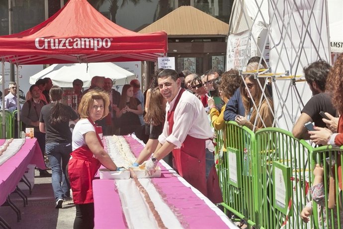 Preparación del 'Flamen-King' que ha entrado en el Guiness con más de 110 metros