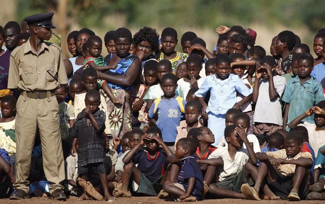 Policía y niños en Malaui