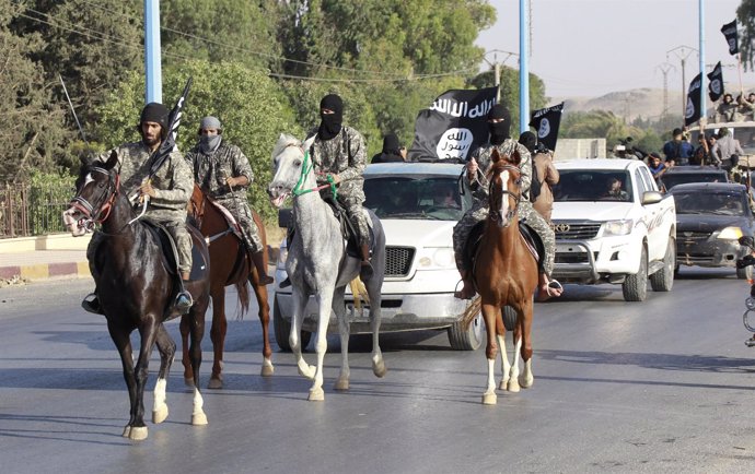 Milicianos del Estado Islámico en la ciudad de Raqqa, en el noreste de Siria