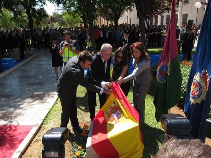 Monolito en honor del policía nacional Francisco Díaz Jiménez en Comisaría