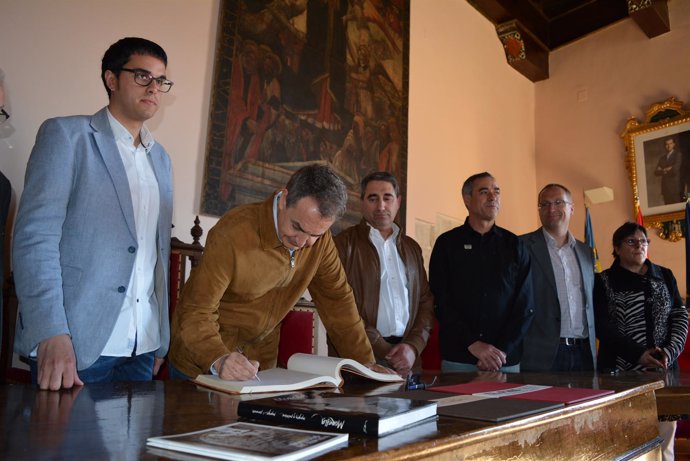 Zapatero firma en el libro de honor del Ayuntamiento de Morella