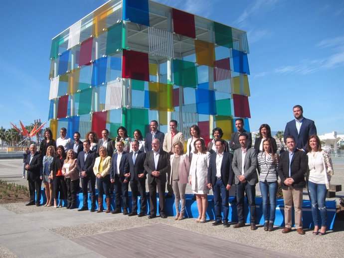 Los candidatos del PP a la Alcaldía de Málaga junto al Centre Pompidou
