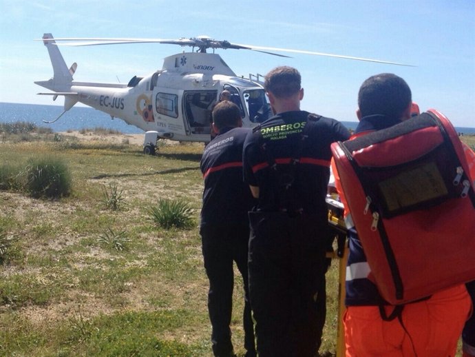 Imagen del ciclista herido siendo trasladado al helicoptero