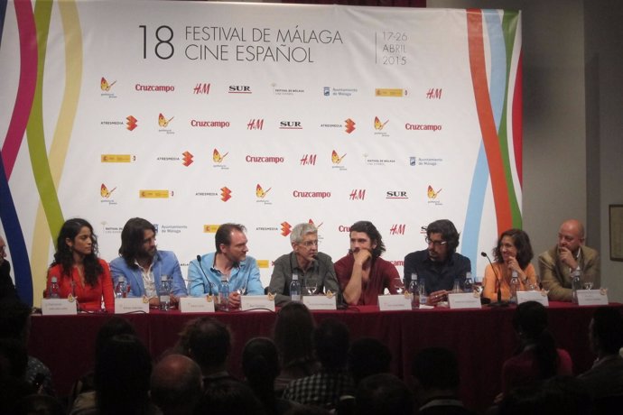 Elenco del reparto de 'Matar el tiempo' durante el Festival de Málaga