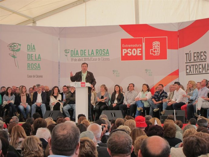 Guillermo Fernández Vara en el Día de la Rosa en Casar de Cáceres