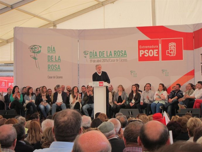Juan Carlos Rodríguez Ibarra en el Día de la Rosa en Casar de Cáceres