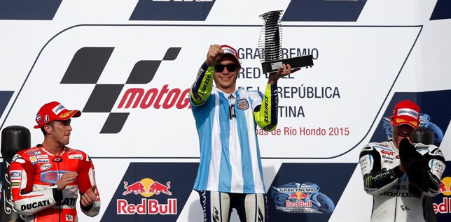 Rossi celebra su victoria en el GP de Argentina y rinde homenaje a Maradona
