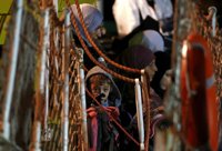 Un superviviente eleva a 950 el número de ocupantes del barco naufragado en el Mediterráneo