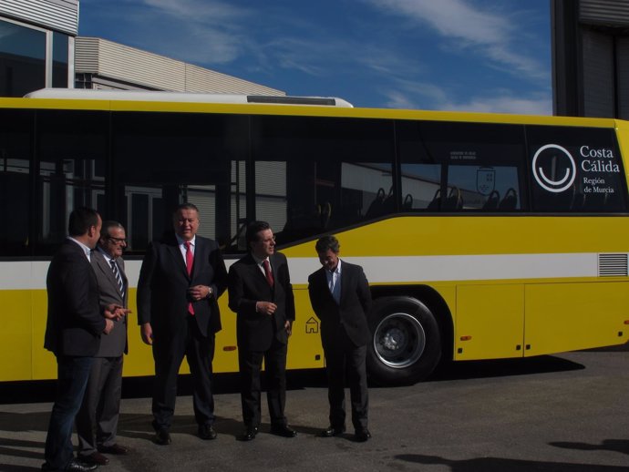 Los consejeros de Fomento y de Economía, ante uno de los nuevos autobuses