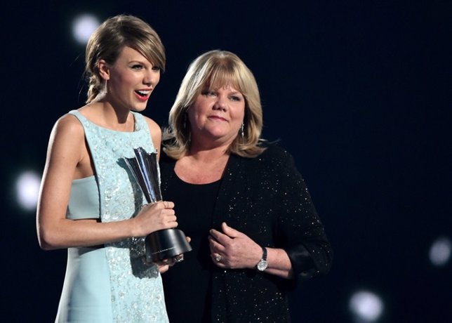 Taylor Swift recibe premio Milestone manos de su madre 