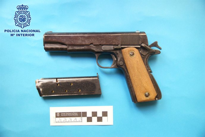 Una de las pistolas incautadas por la Policía Nacional.