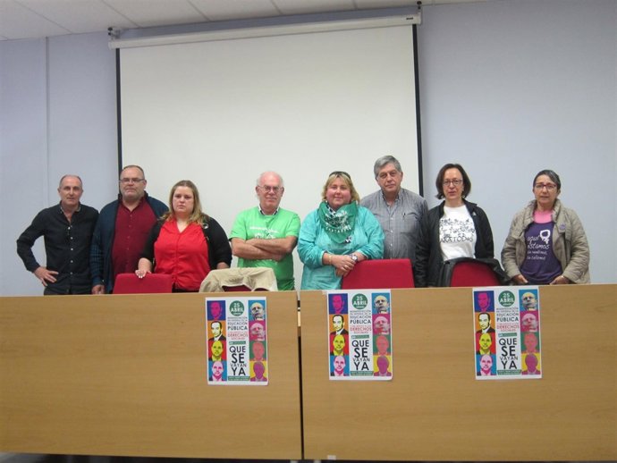 Miembros de la Plataforma en defensa de la educación pública de Cantabria 
