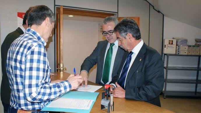 Revilla registra la candidatura autonómica del PRC