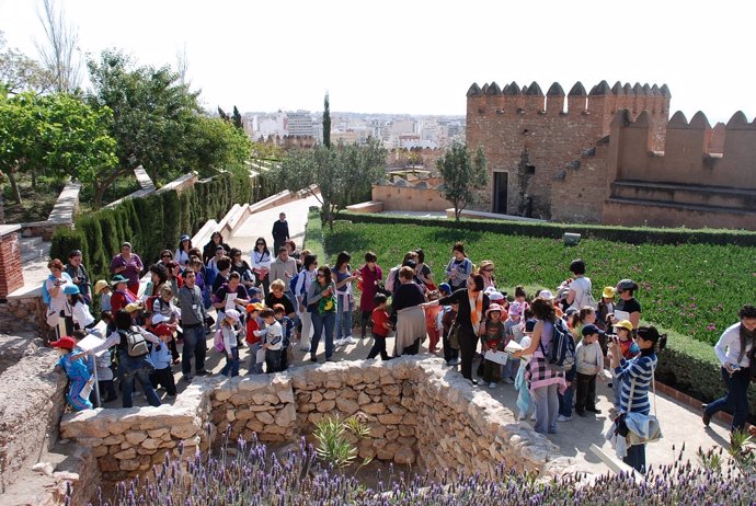 Turistas en uno de los recintos de La Alcazaba en este mes de abril