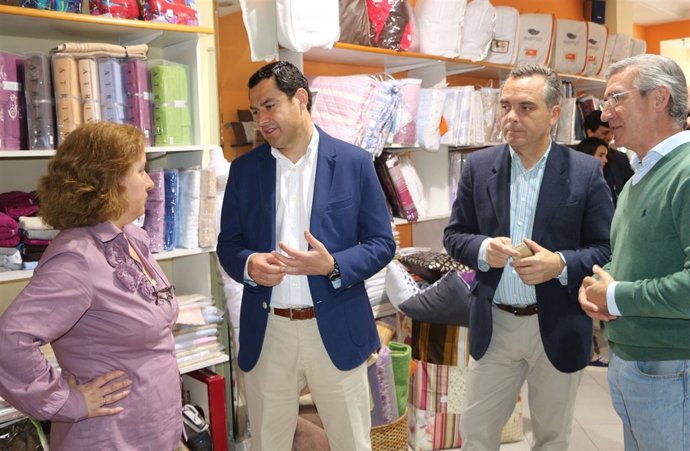 Juanma Moreno en una visita electoral en Osuna