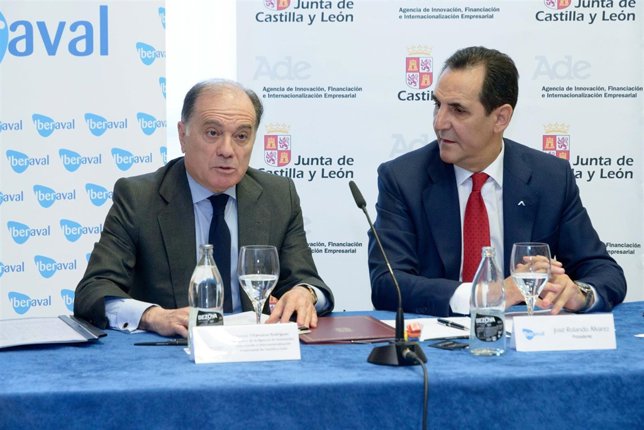 Villanueva (izq) y Álvarez firman el convenio del programa ADE Financia 2015
