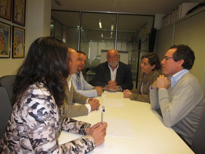 Carmen Moriyón y Fernando Couto con responsables de Hostelería