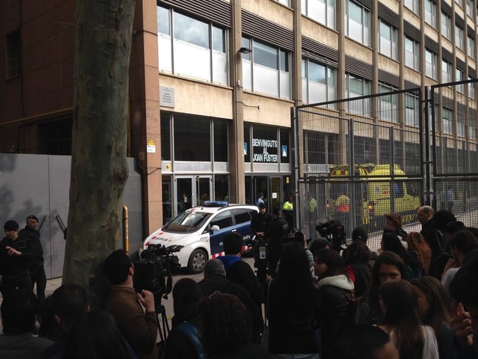 Un alumno mata a un profesor con una ballesta en barcelona