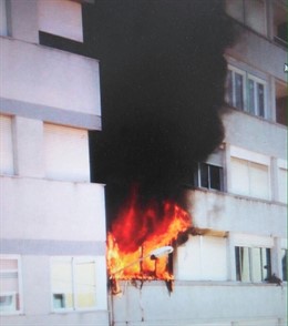 Incendio declarado en una viveinda de Vianròs de donde llovieron billetes