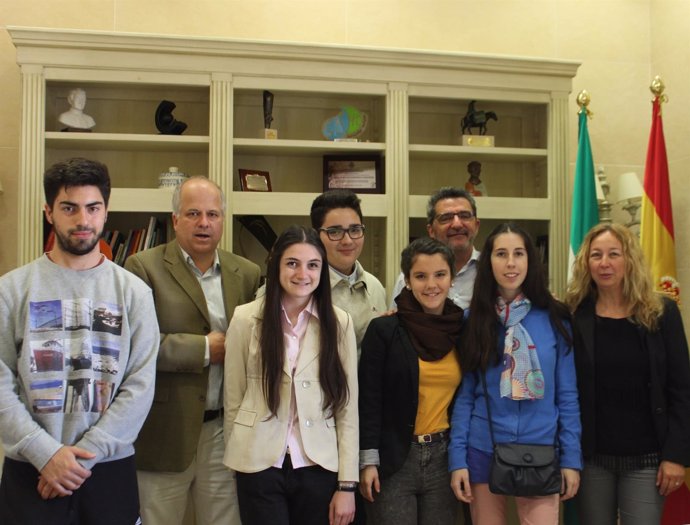 Gutiérrez Limones ha felicitado a los cinco alumnos premiados.